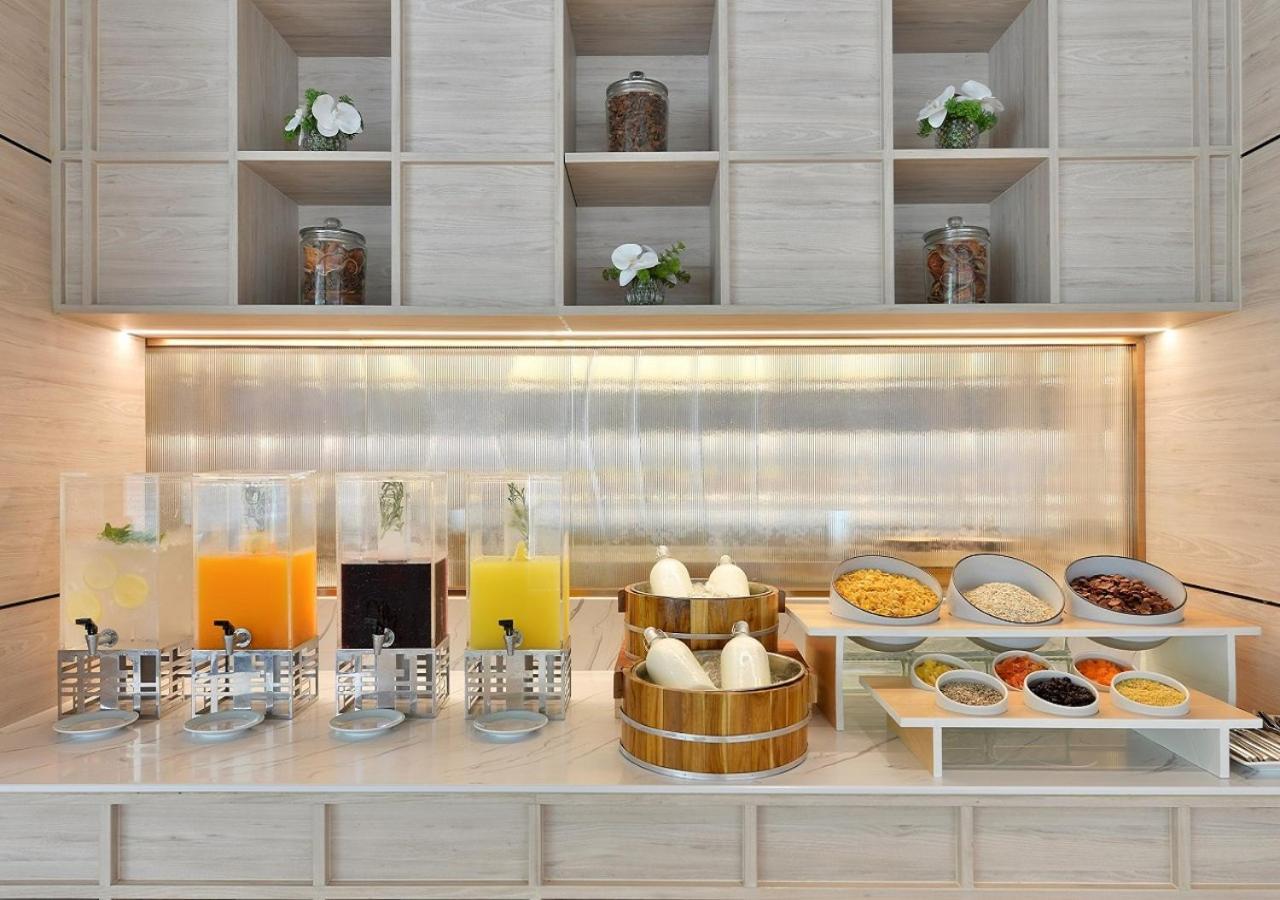 Centre Point Sukhumvit 10 Hotel Bangkok Bagian luar foto